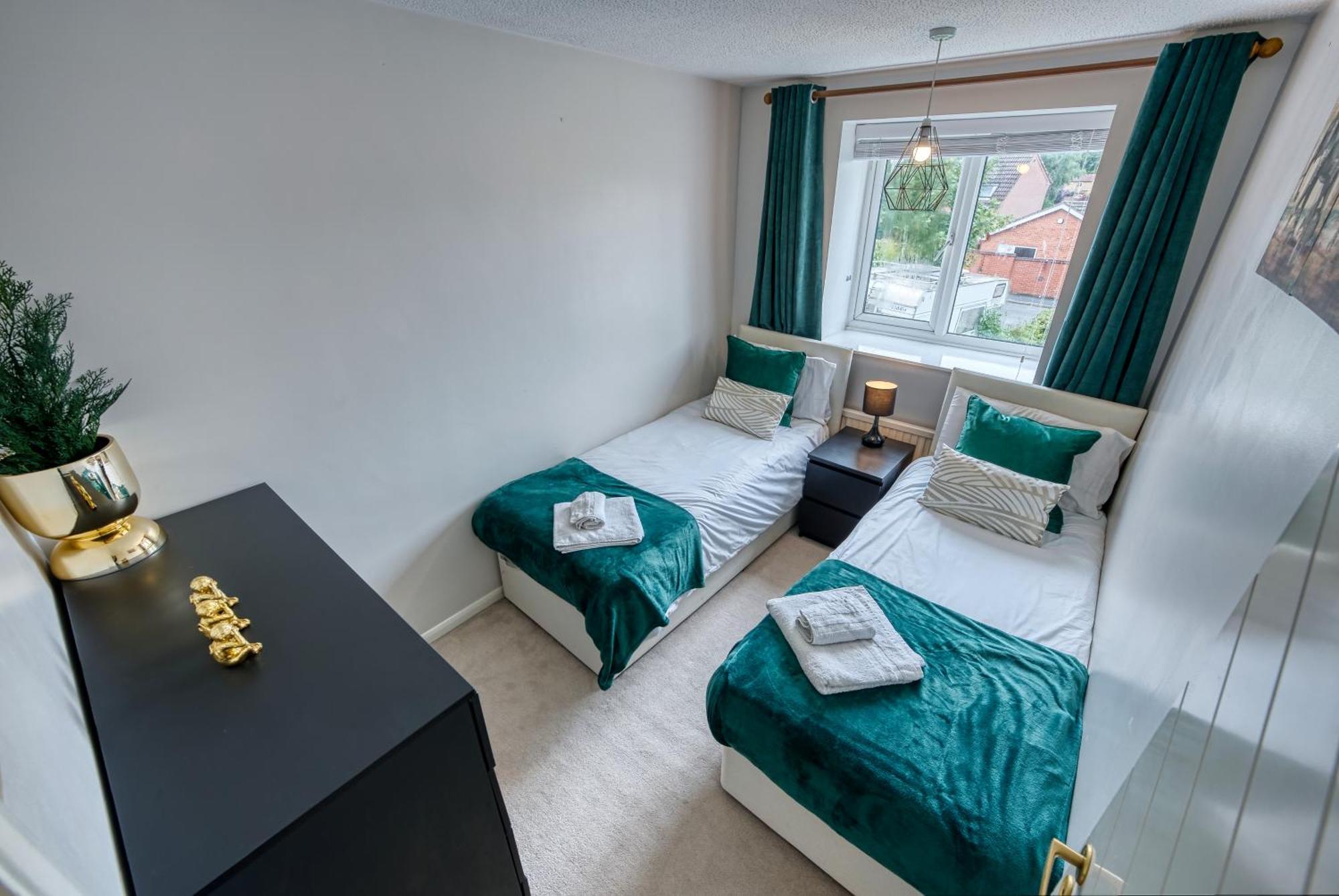 Capri 13 Sa - 3 Bed House, Close To Loughborough University & M1 Motorway, Free Wifi, Big Garden, Ample Parking- Ask For Contractor Rates! Exterior photo